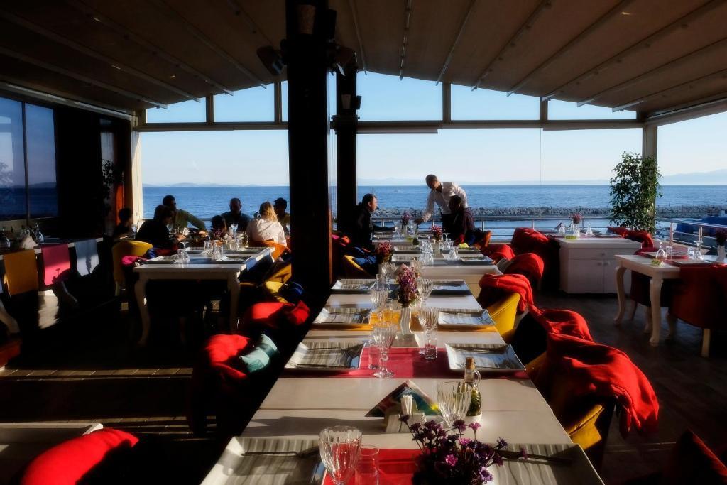 Alp Otel Restaurant Küçükkuyu Exterior foto